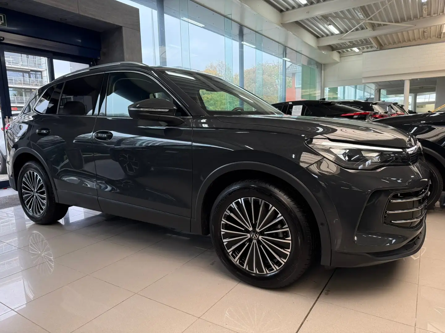 Volkswagen Tiguan Tiguan 1.5 eTSI DSG Elegance ACC / ERGO / CAMERA Gris - 1