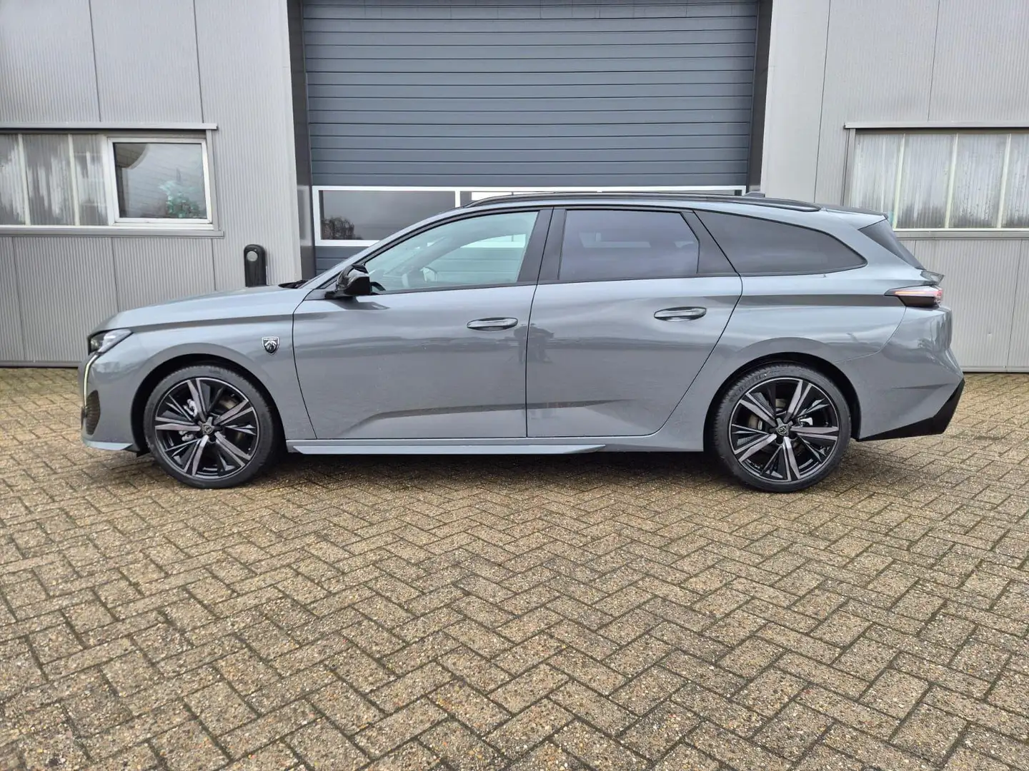 Peugeot 308 SW  GT Exclusive 1.2 Hybrid 145PS Automatik Mat... Grau - 2