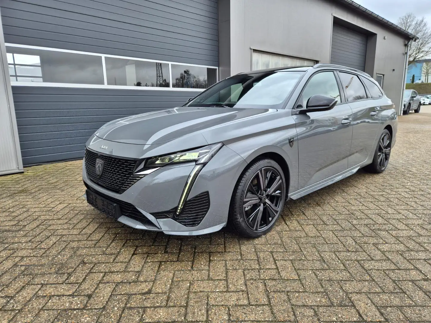 Peugeot 308 SW  GT Exclusive 1.2 Hybrid 145PS Automatik Mat... Grau - 1