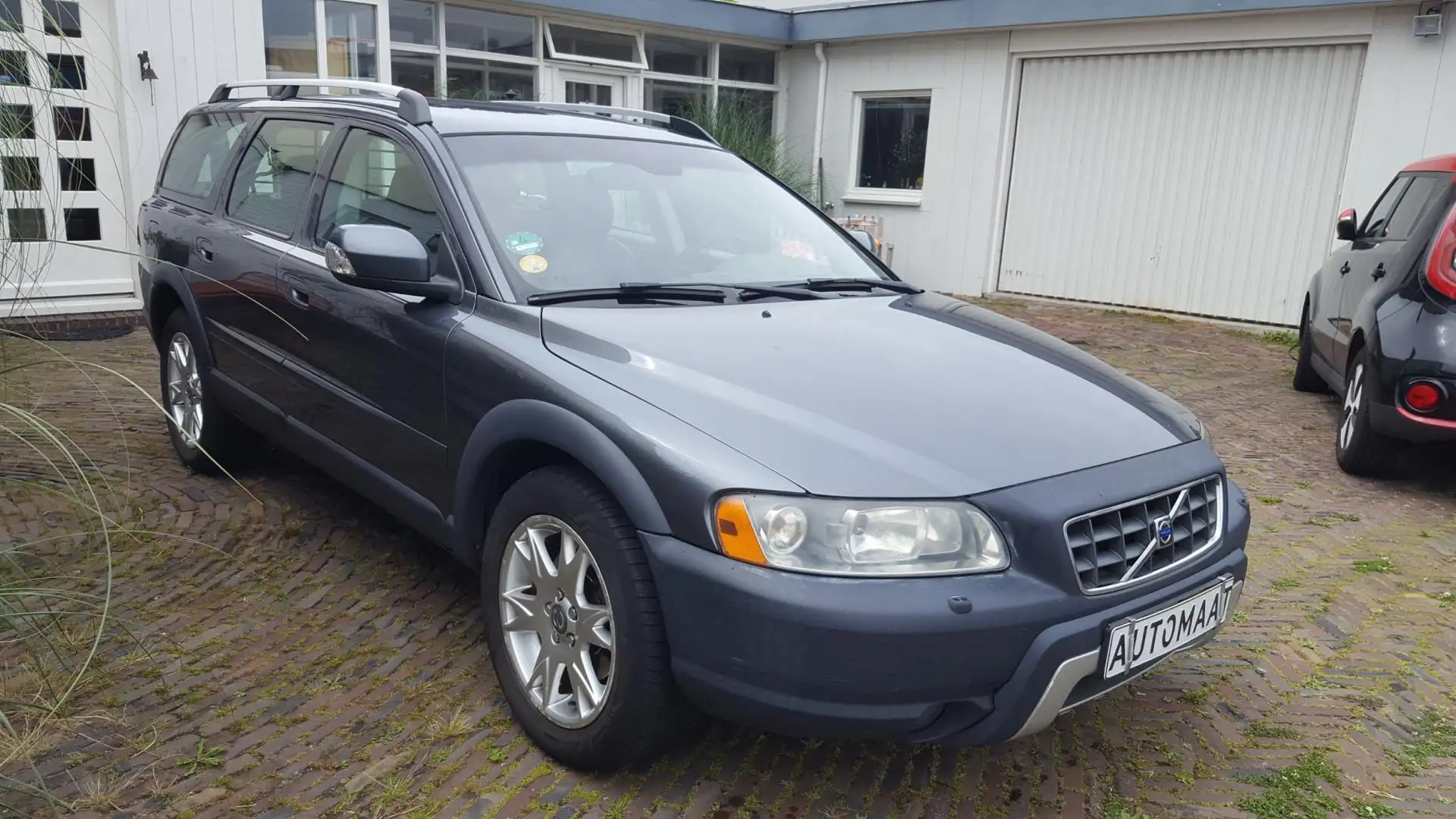 Volvo XC70 2.4 D5 AWD Automaat, zeer nette auto die heel fijn Gris - 2