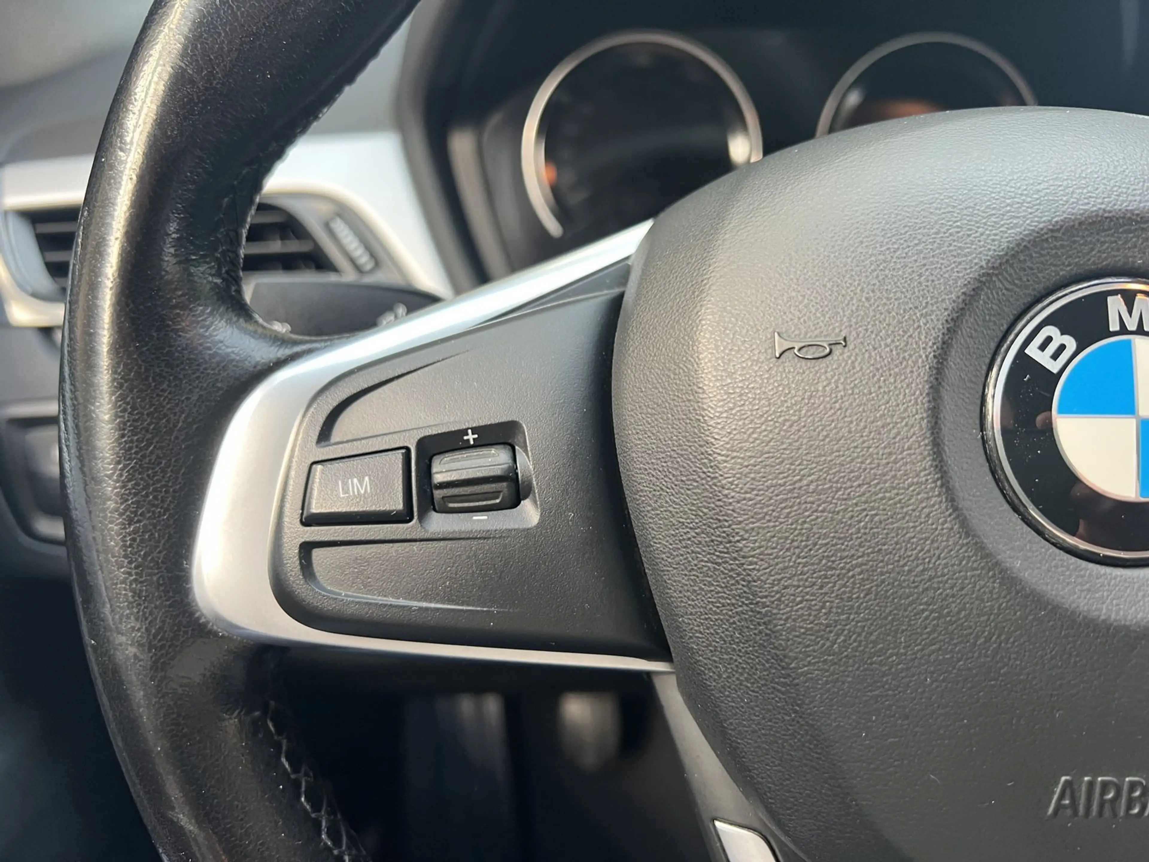 BMW X1 xDrive 18d AHK PDC SHZ Klima Tempomat — photo 12