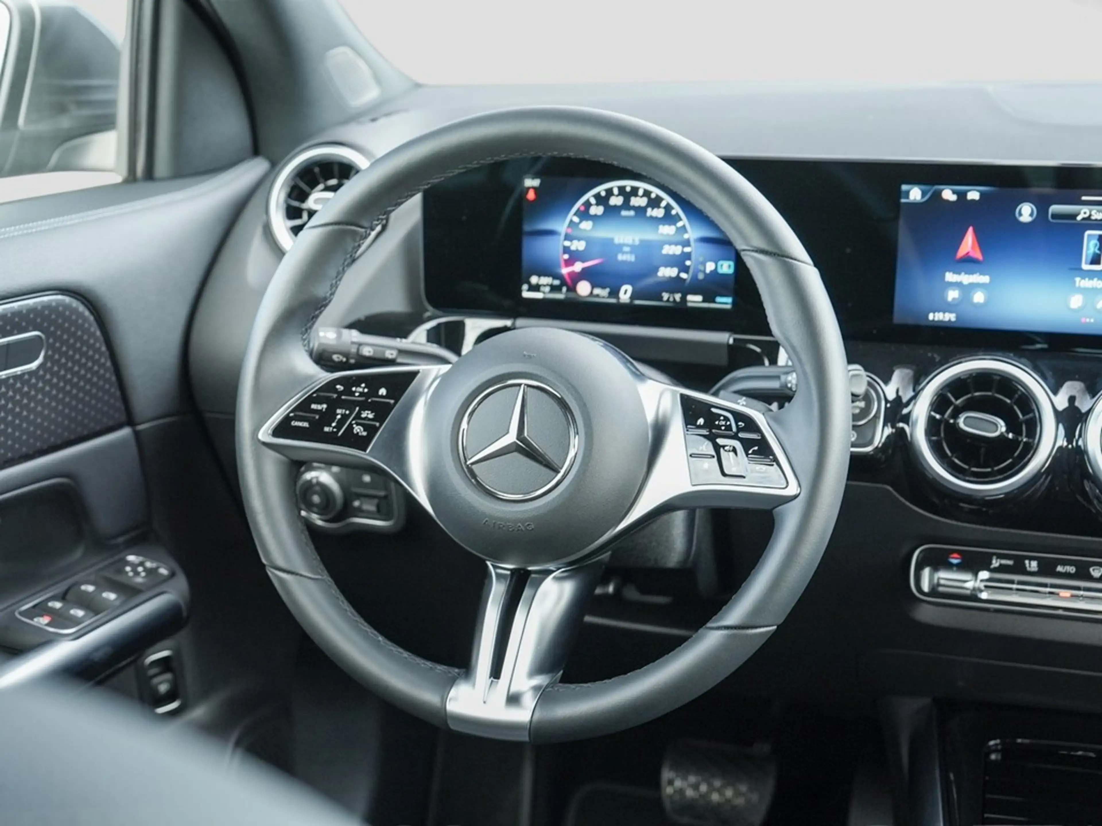 Mercedes-Benz GLA 200 Desingpaket Advanced *LED*AHK*Navi*Kamera*Kessy... — photo 11