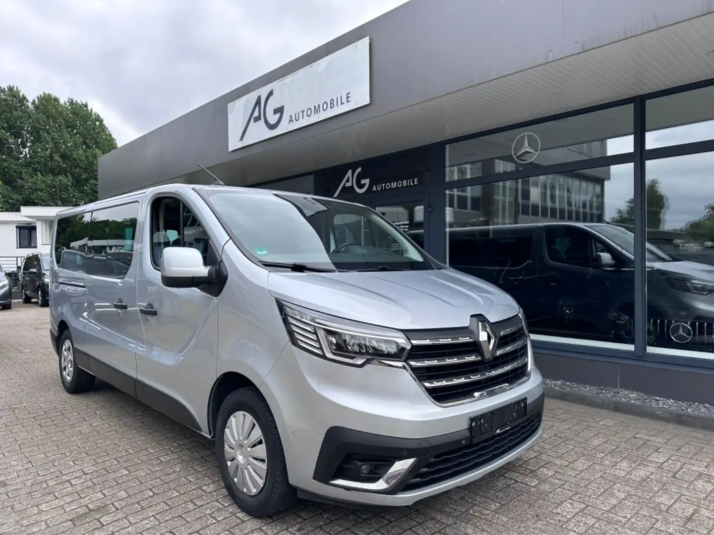 Renault Trafic Combi L2H1 3,0t  Life*Kamera*8-Sitzer* Silber - 1