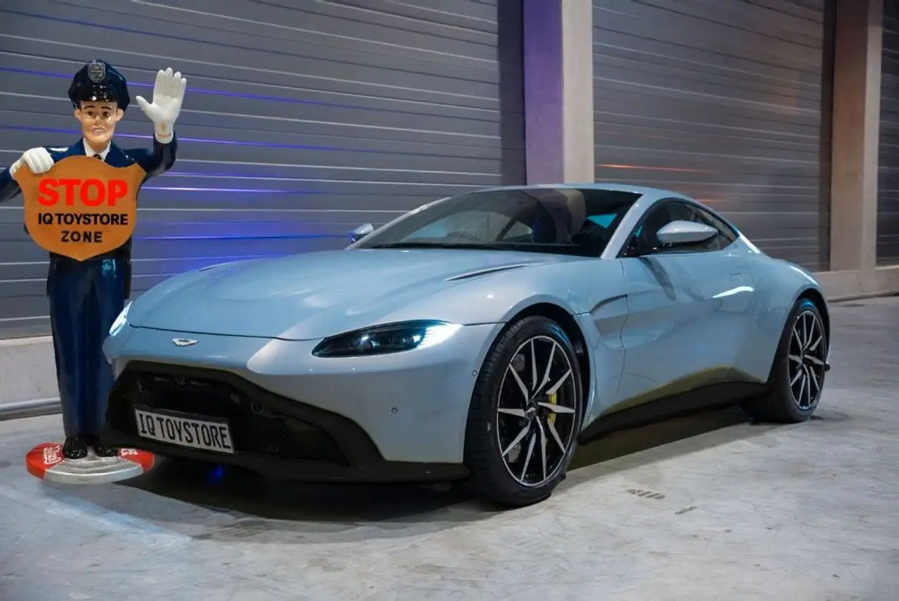 Aston Martin V8