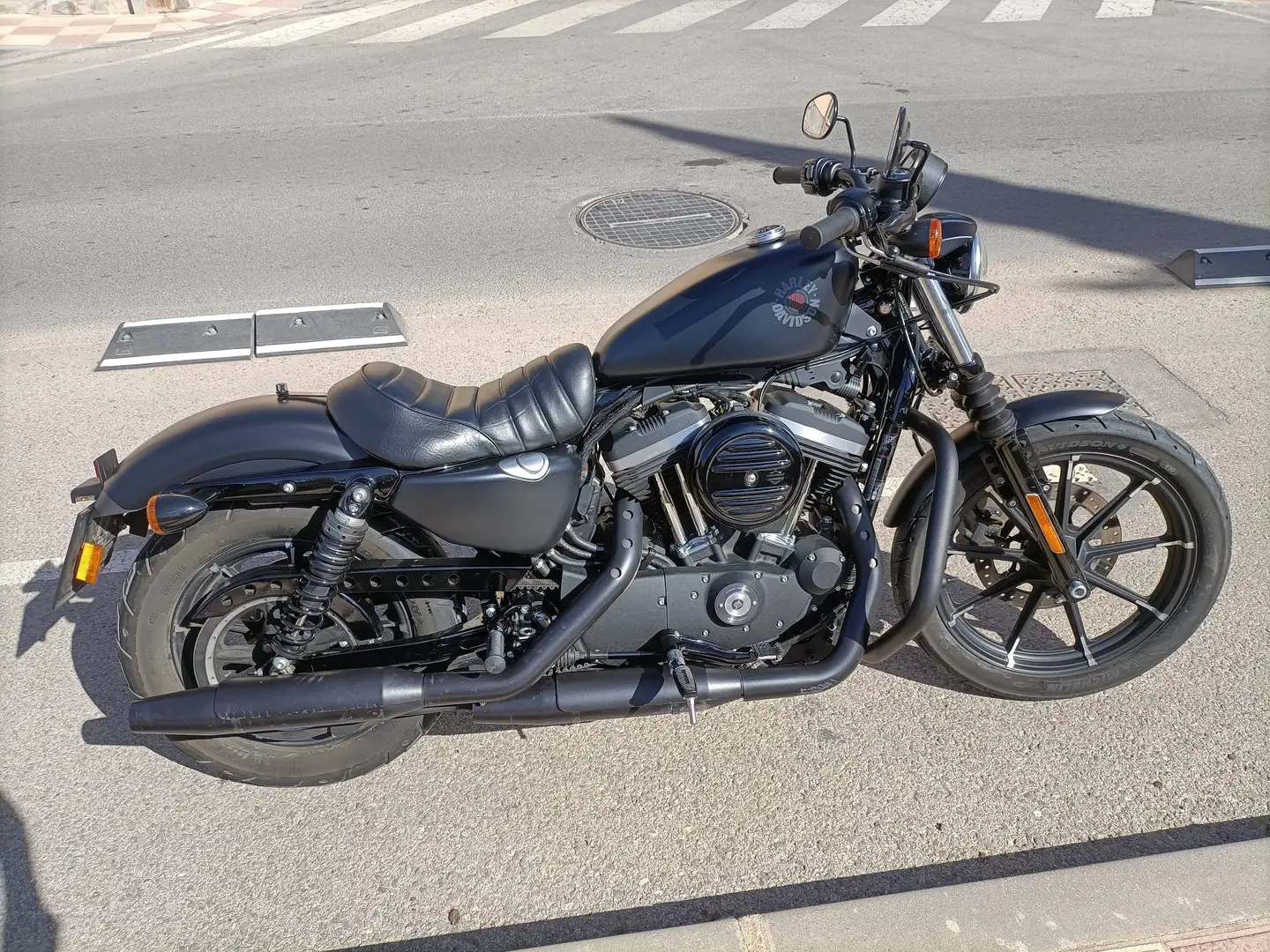 Harley-Davidson Iron 883 Negro - 1