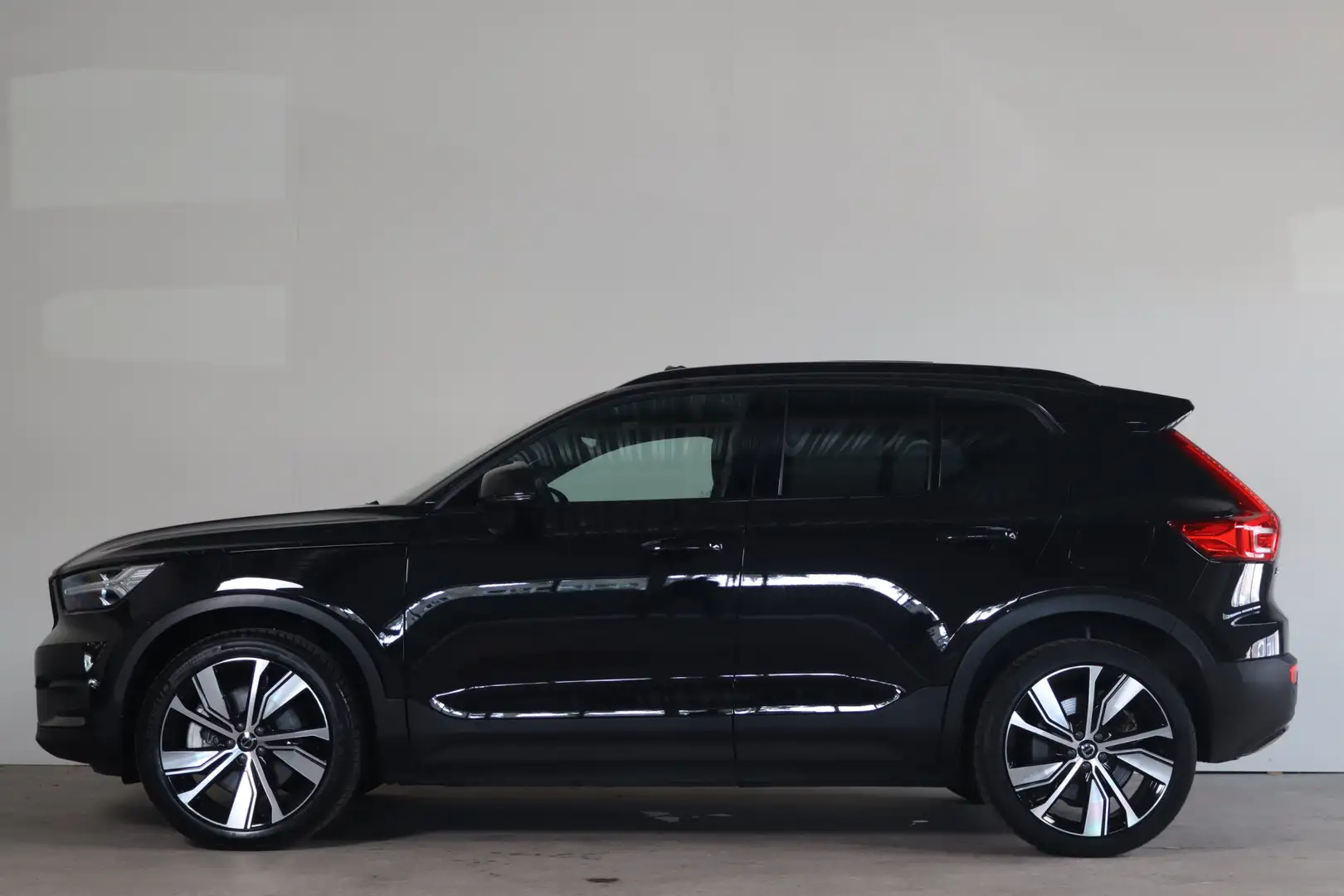 Volvo XC40 Recharge P8 AWD R-Design NL-Auto!! Panoramadak I L Zwart - 2