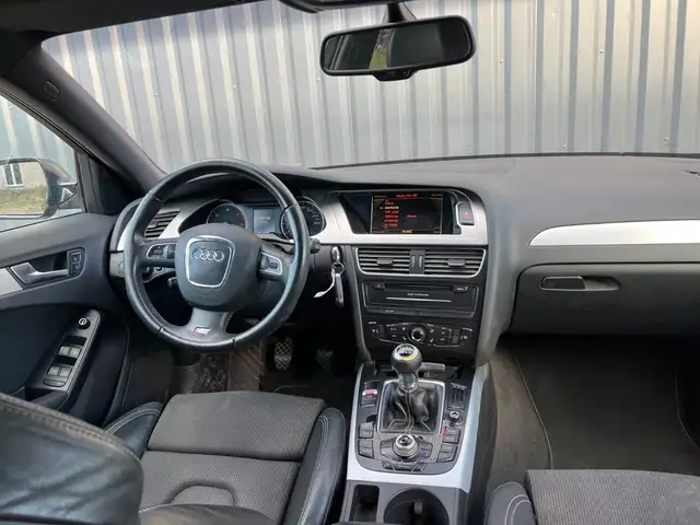 Audi A4 Avant view 3