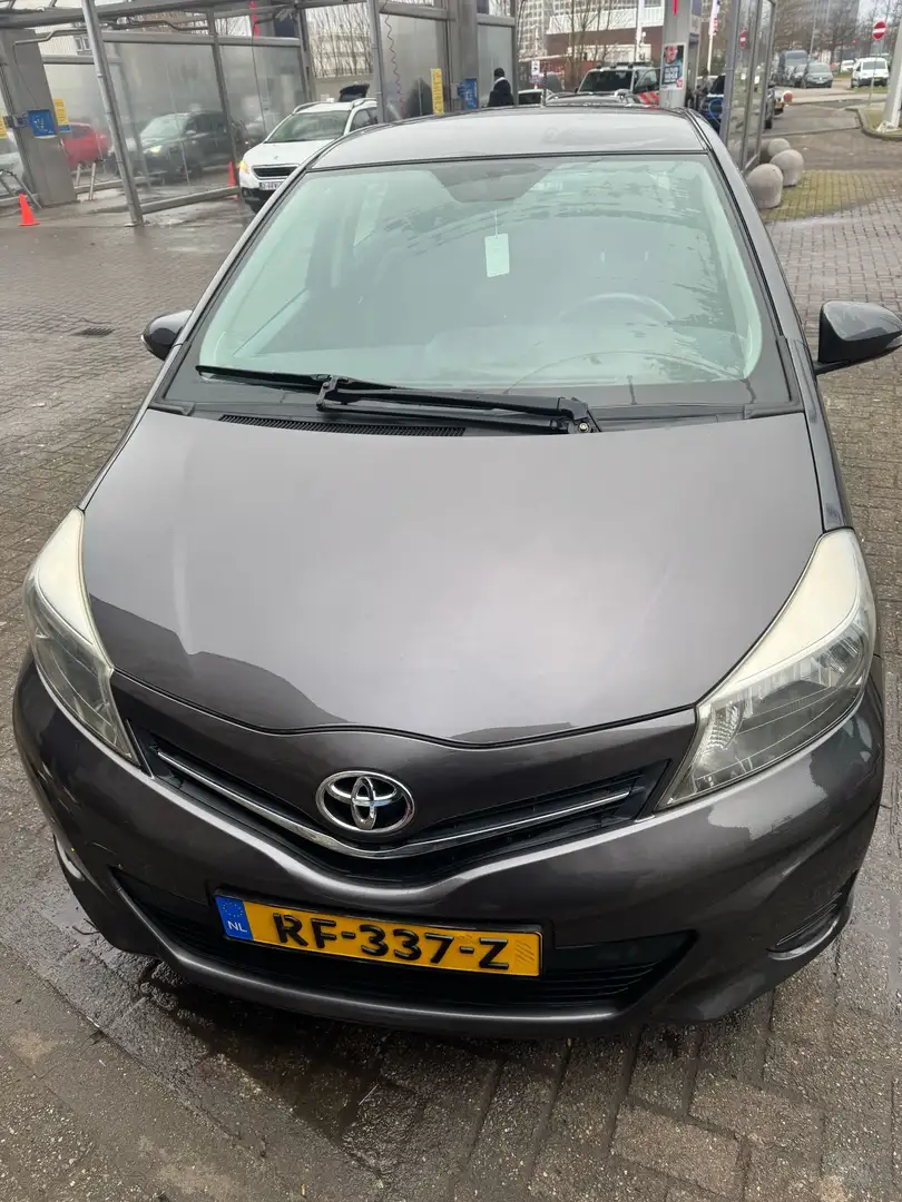 Toyota Yaris 1.3 VVT-i Aspiration Grijs - 1
