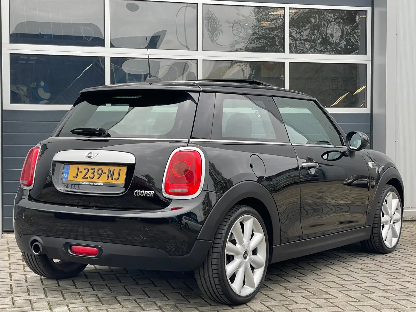 MINI Cooper 1.5 Chili | Panoramadak | Navi | Harman&Kardon | S Zwart - 2