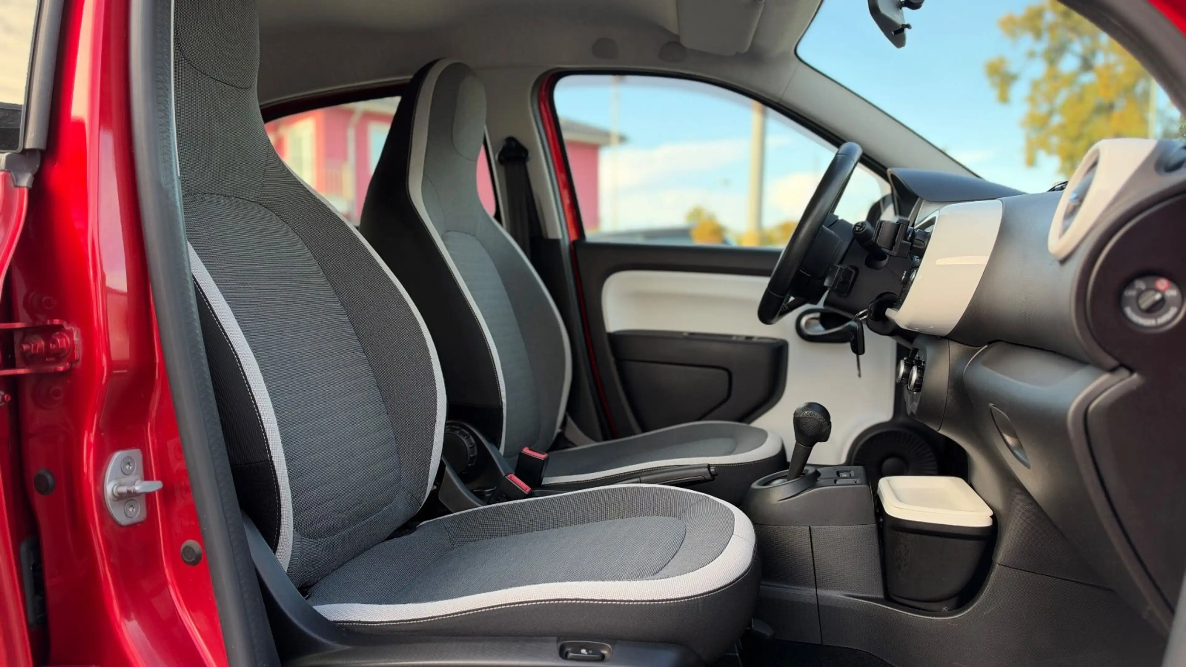 Renault Twingo SCe 70 EDC Limited — photo 13