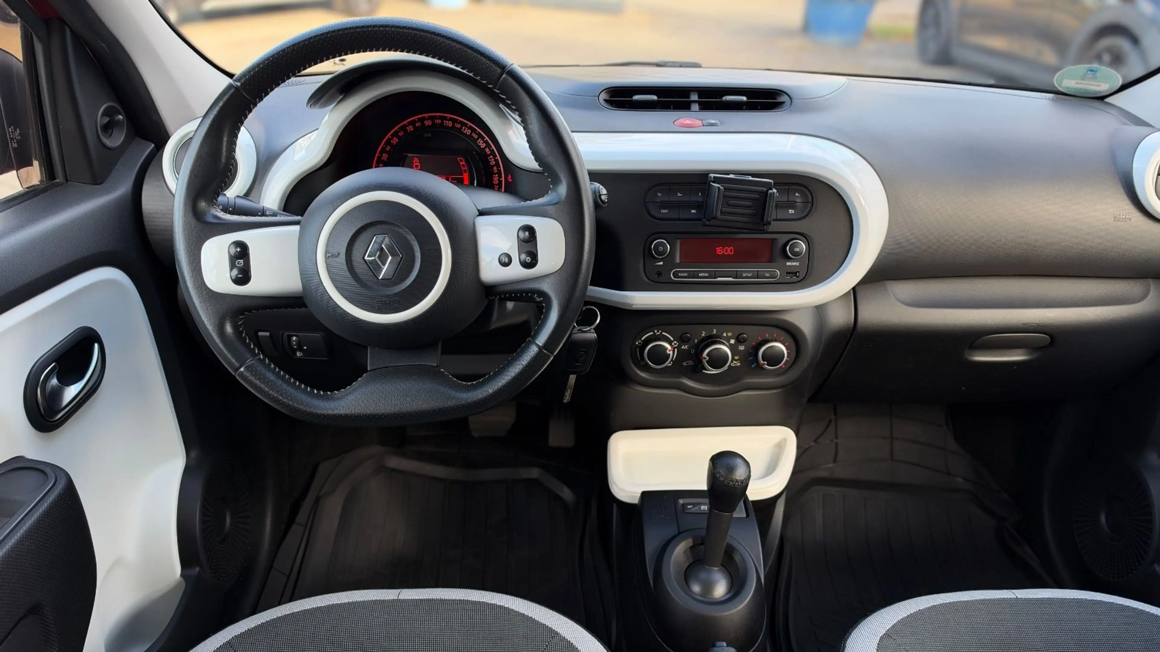 Renault Twingo SCe 70 EDC Limited — photo 12