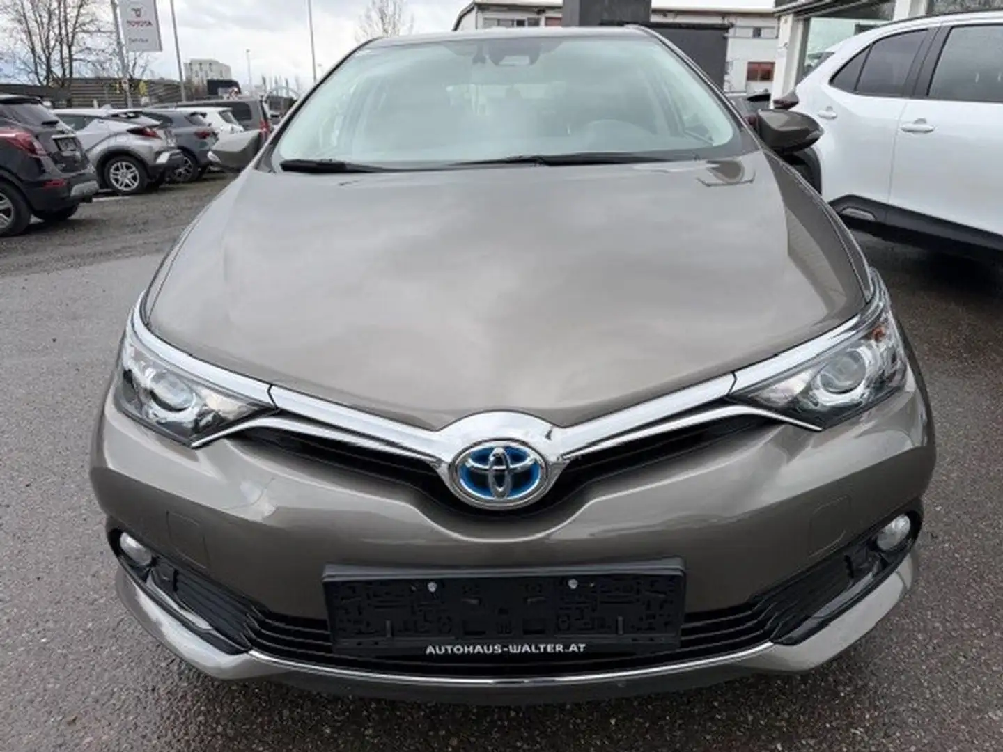 Toyota Auris 1,8 VVT-i Hybrid Edition 45 Grau - 2