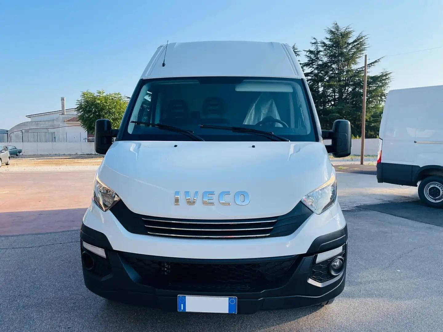 Iveco Daily 35 S14 136CV HI-MATIC L2H2 Blanc - 1