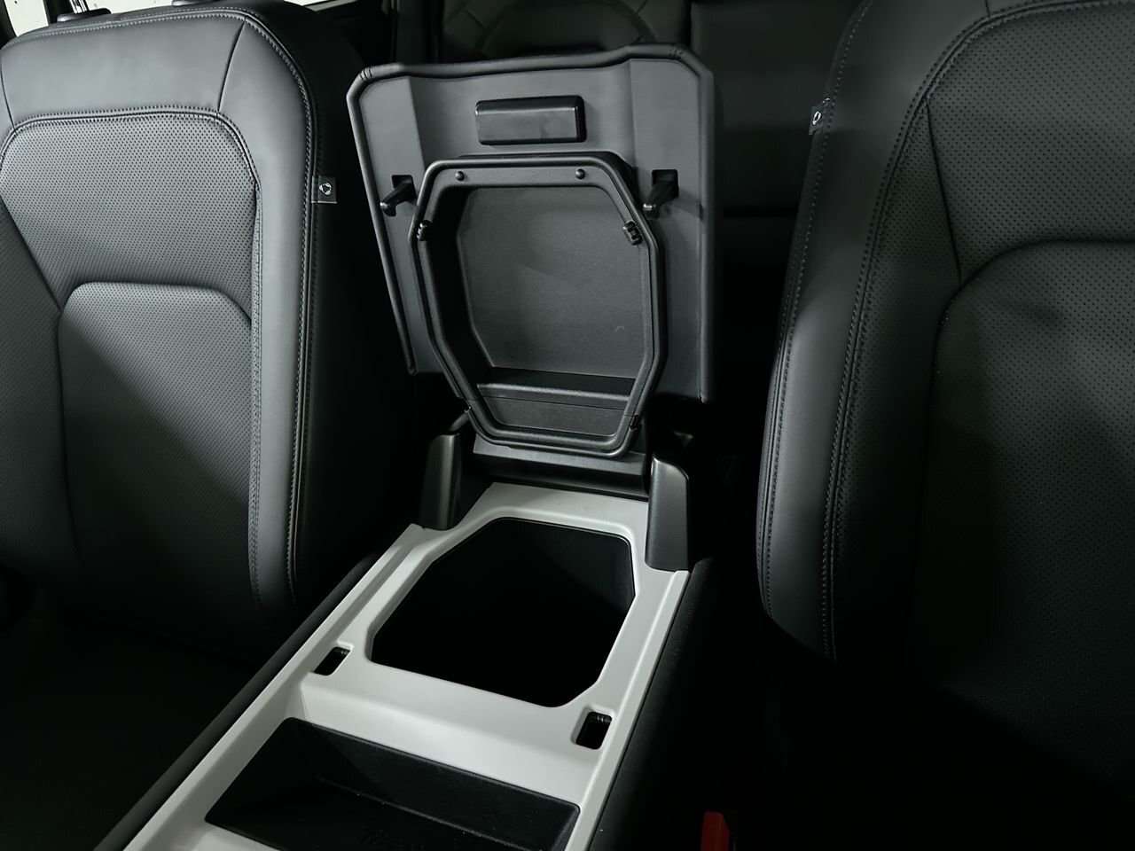 2025 Land Rover Defender Air Suspension! Black Pack! thumb 29
