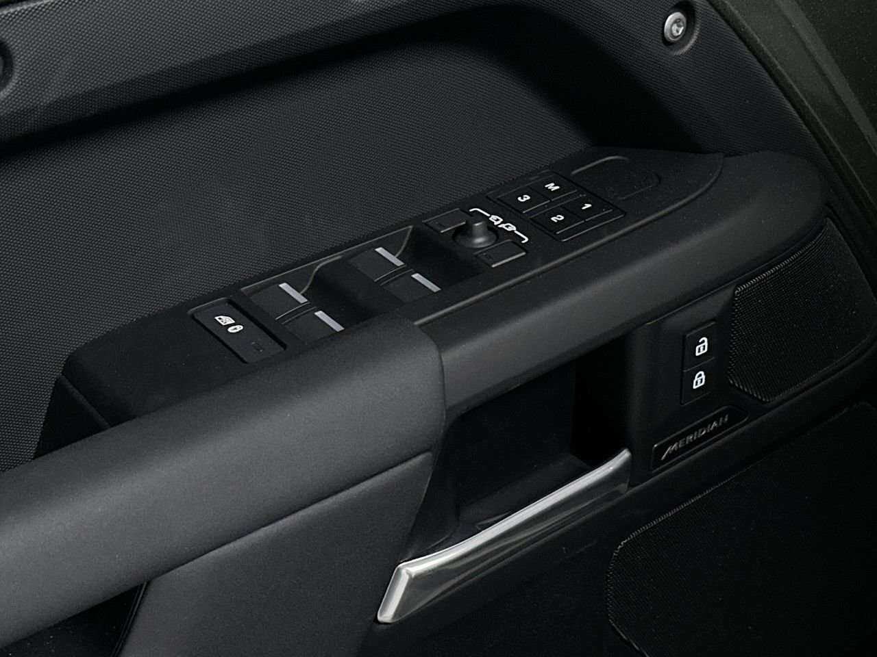 2025 Land Rover Defender Air Suspension! Black Pack! thumb 21