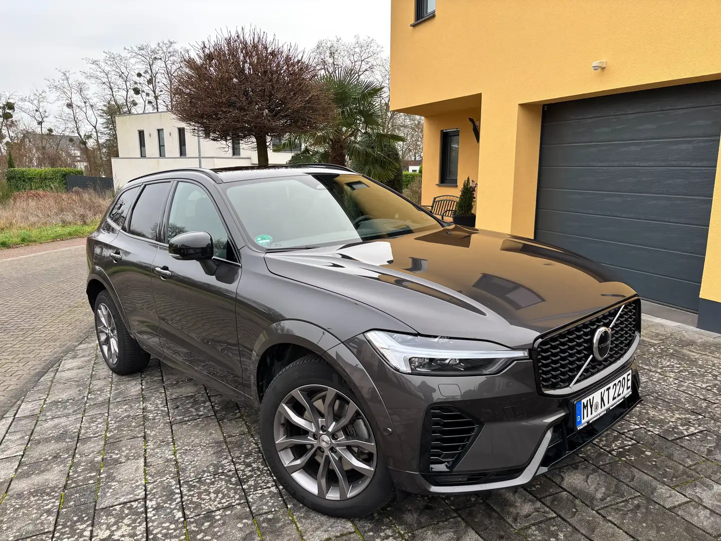 Volvo XC60 Recharge T6 AWD Recharge R-Design 8-Gang Geatronic Grau - 2