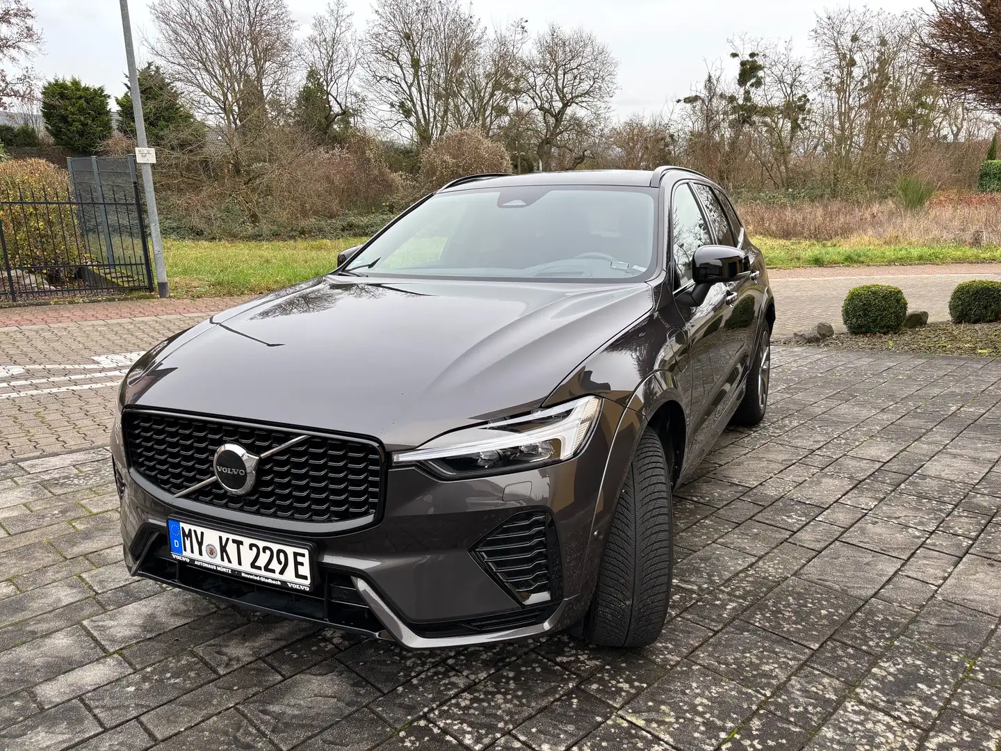 Volvo XC60 Recharge T6 AWD Recharge R-Design 8-Gang Geatronic Grau - 1