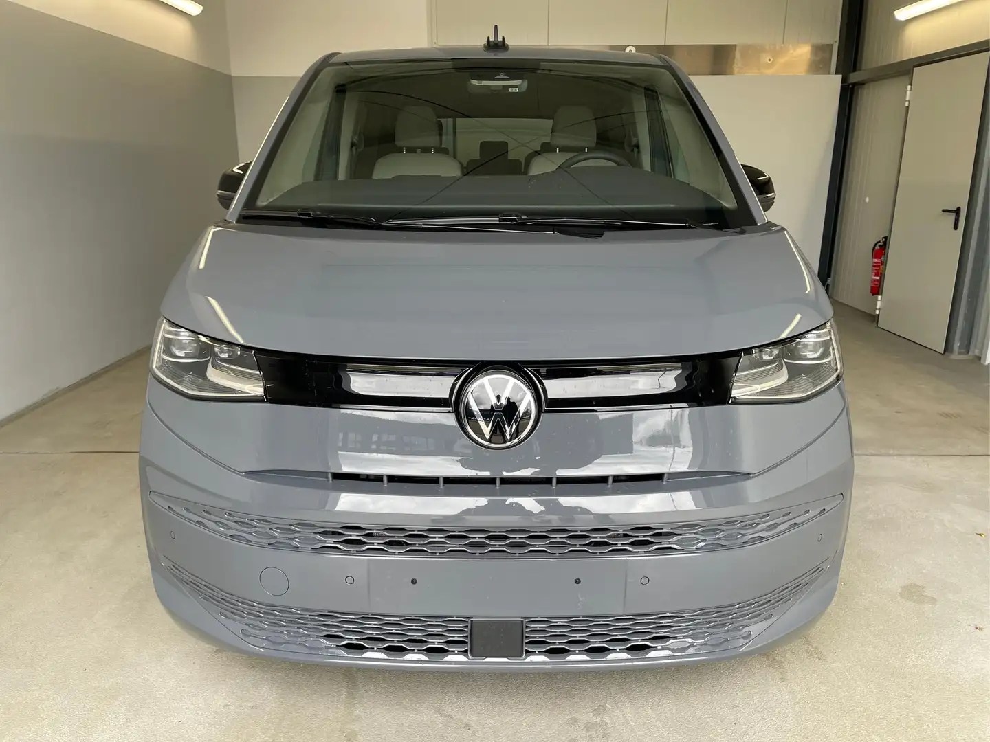 Volkswagen T7 Multivan Business eHybrid 4Motion AHK+IQ.Light+Navi+7Sit... Grau - 2