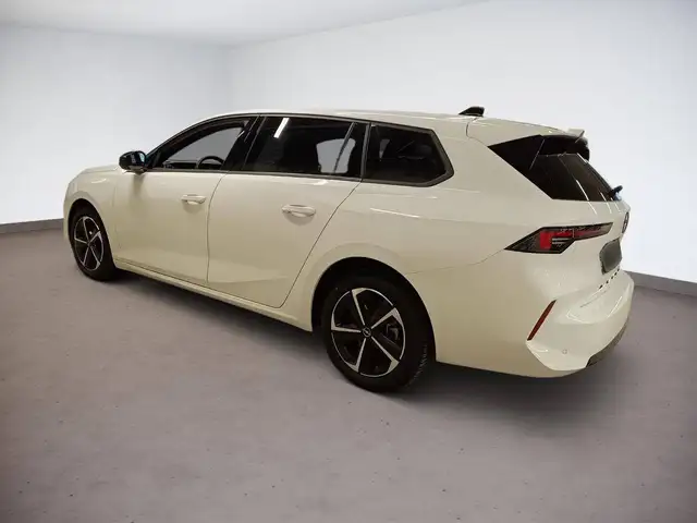 Opel Astra view 4