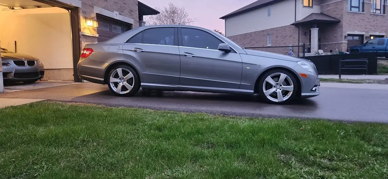 Mercedes-Benz E-Class снимка Mercedes-Benz E-Class