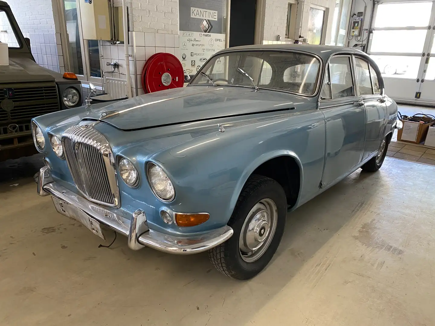 Daimler Sovereign 4.2 Blau - 2