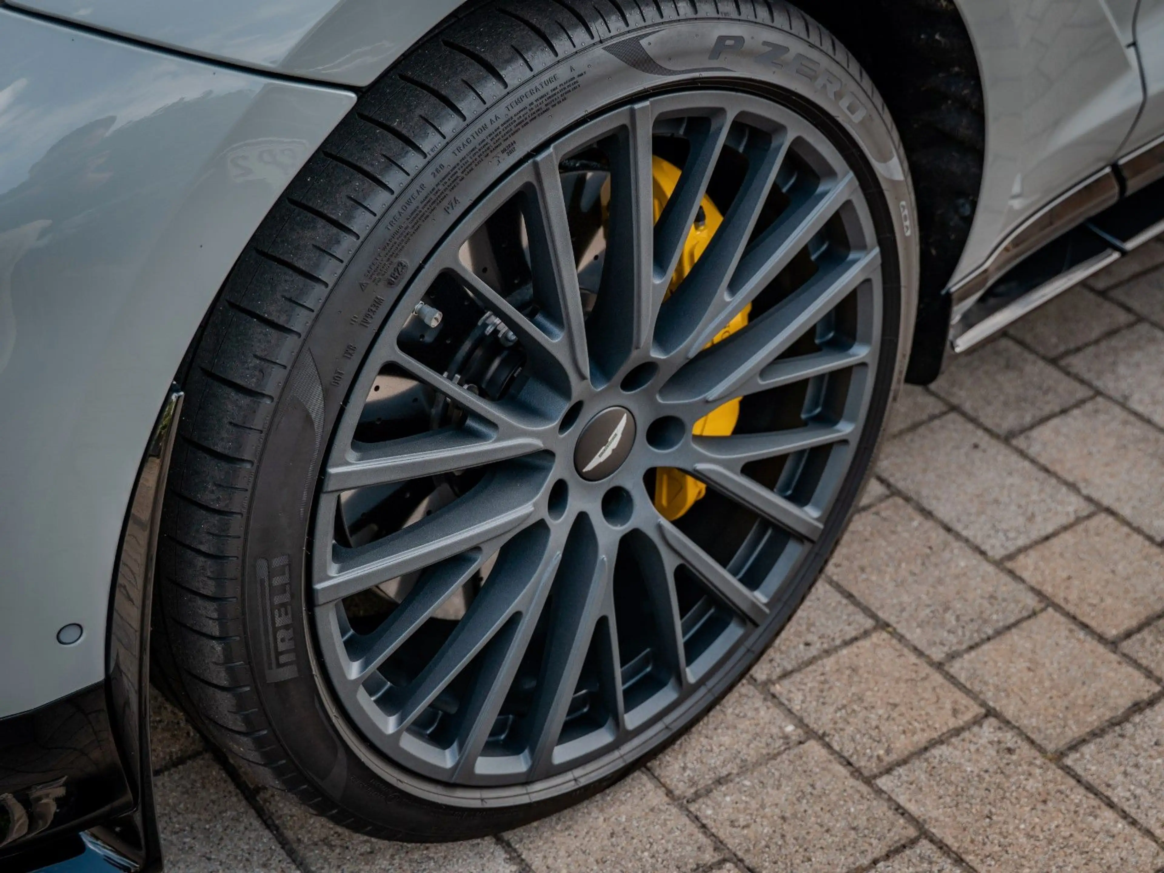 Aston Martin DBX 707/ApexGrey/23"/Standheizung/GlossBlackPack — photo 12