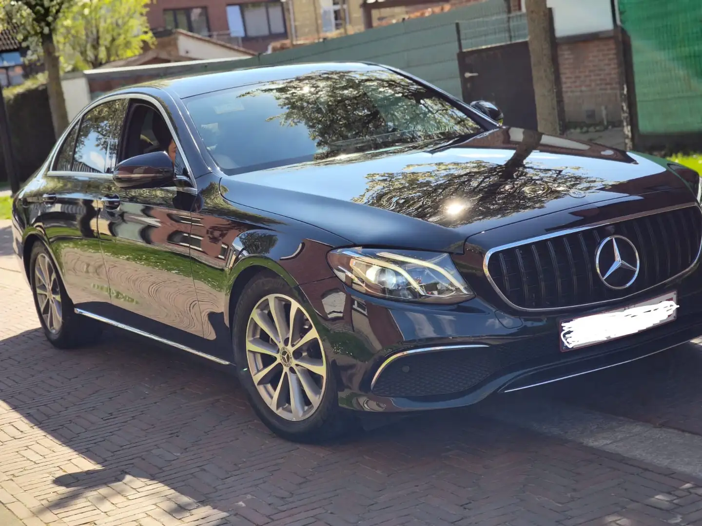 Mercedes-Benz E 200 d Business Solution (EU6d-TEMP) Zwart - 1