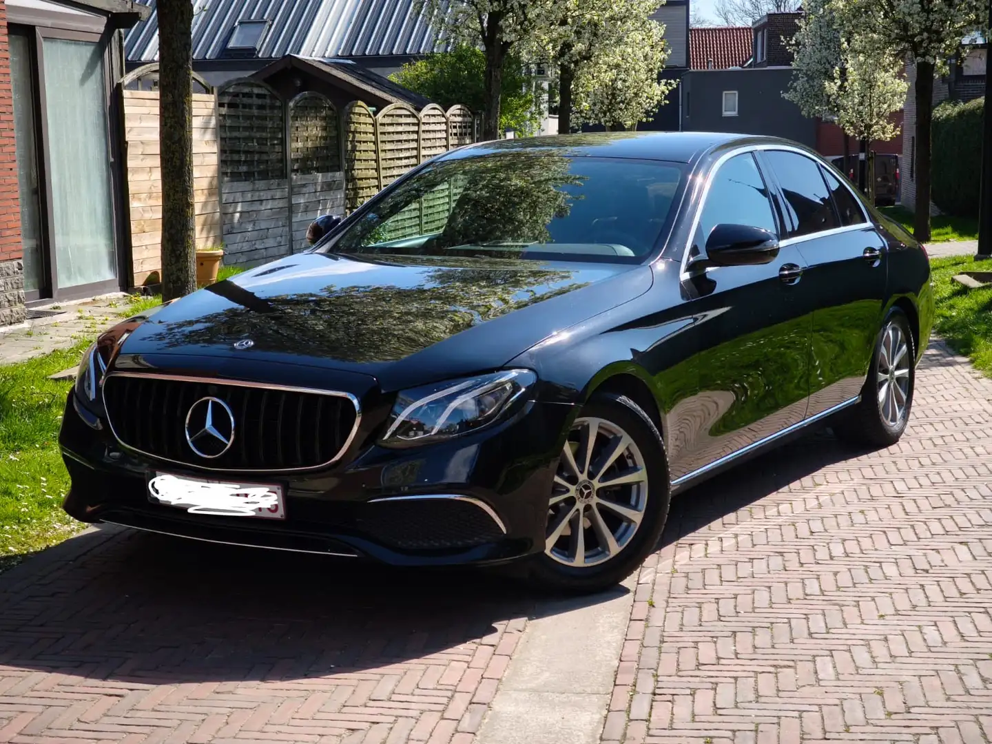 Mercedes-Benz E 200 d Business Solution (EU6d-TEMP) Zwart - 2