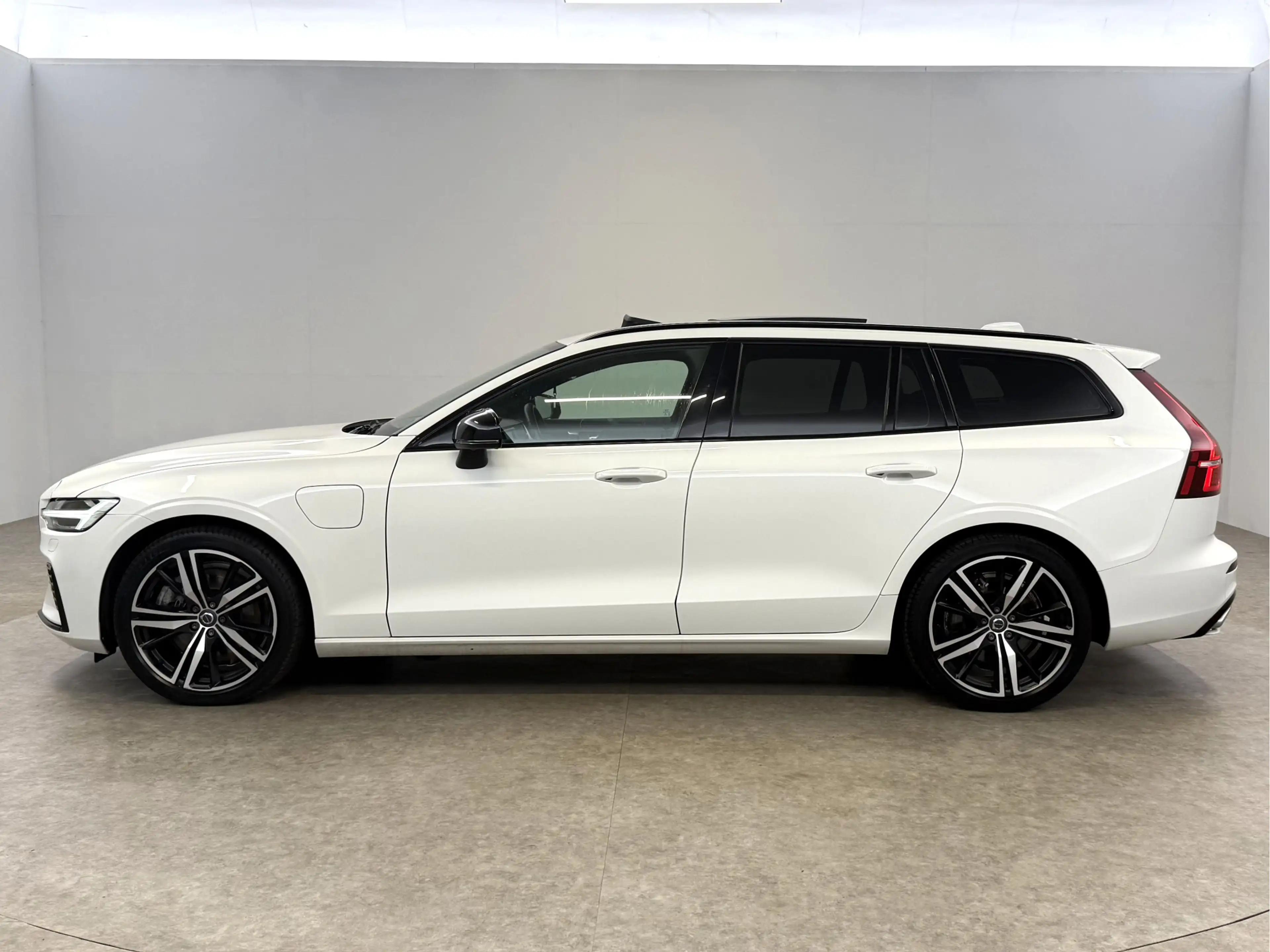 Volvo V60 2.0 T6 Recharge AWD R-Design | Pano | Memory | 360 — photo 11