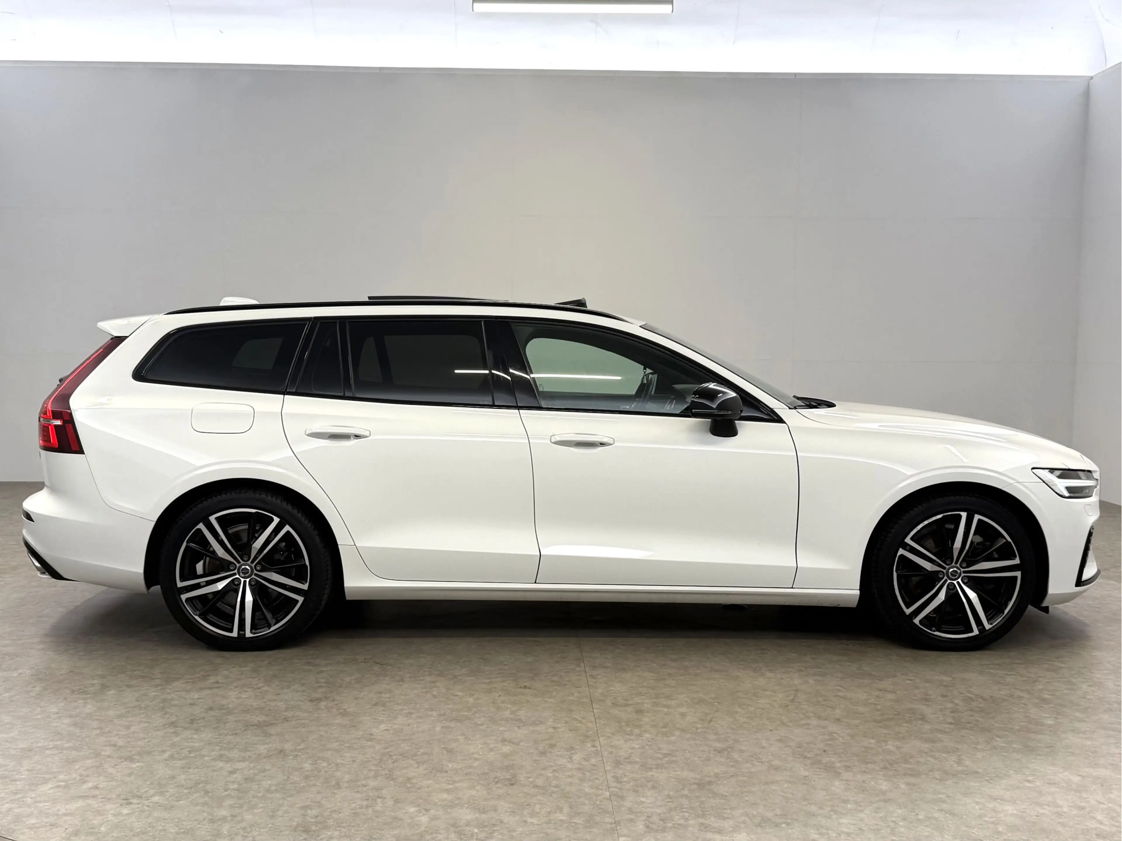 Volvo V60 2.0 T6 Recharge AWD R-Design | Pano | Memory | 360 — photo 10