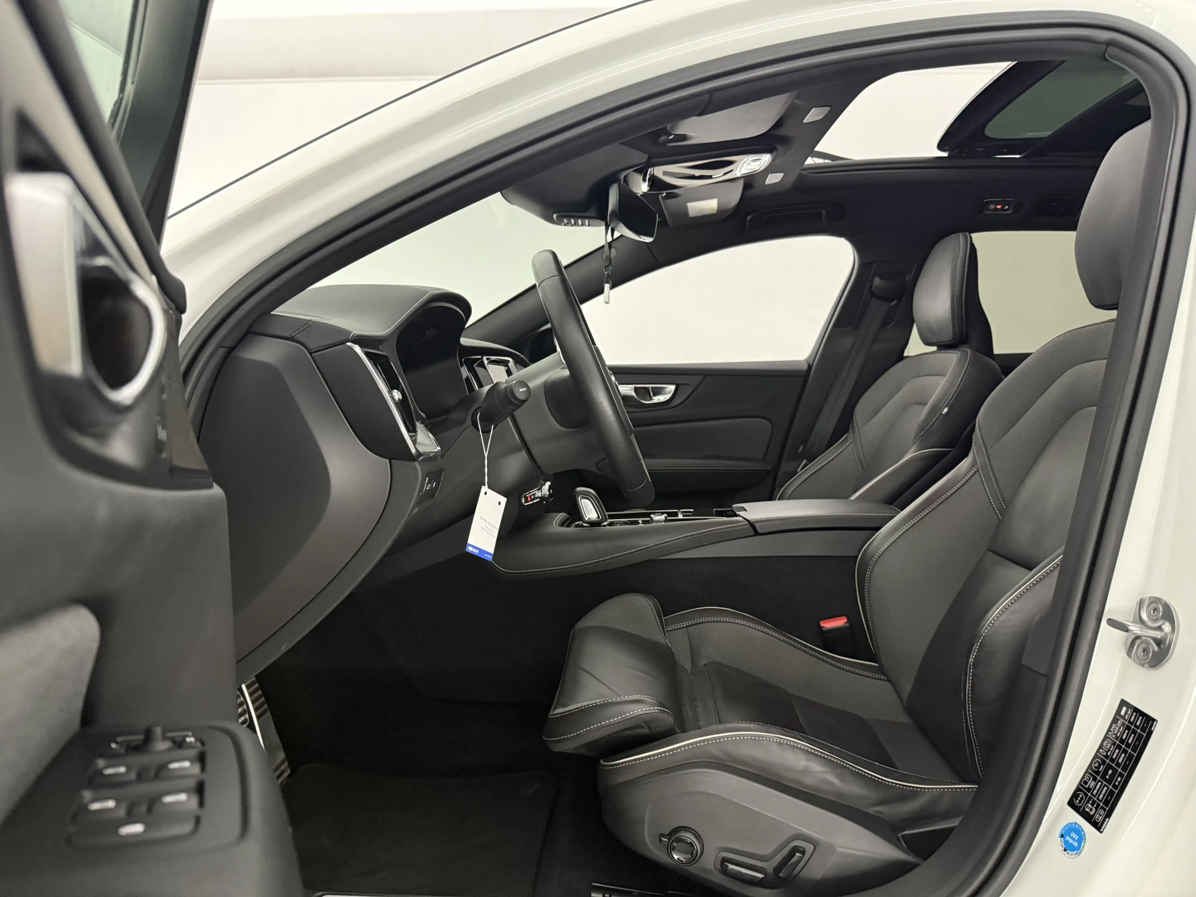 Volvo V60 2.0 T6 Recharge AWD R-Design | Pano | Memory | 360 — photo 4