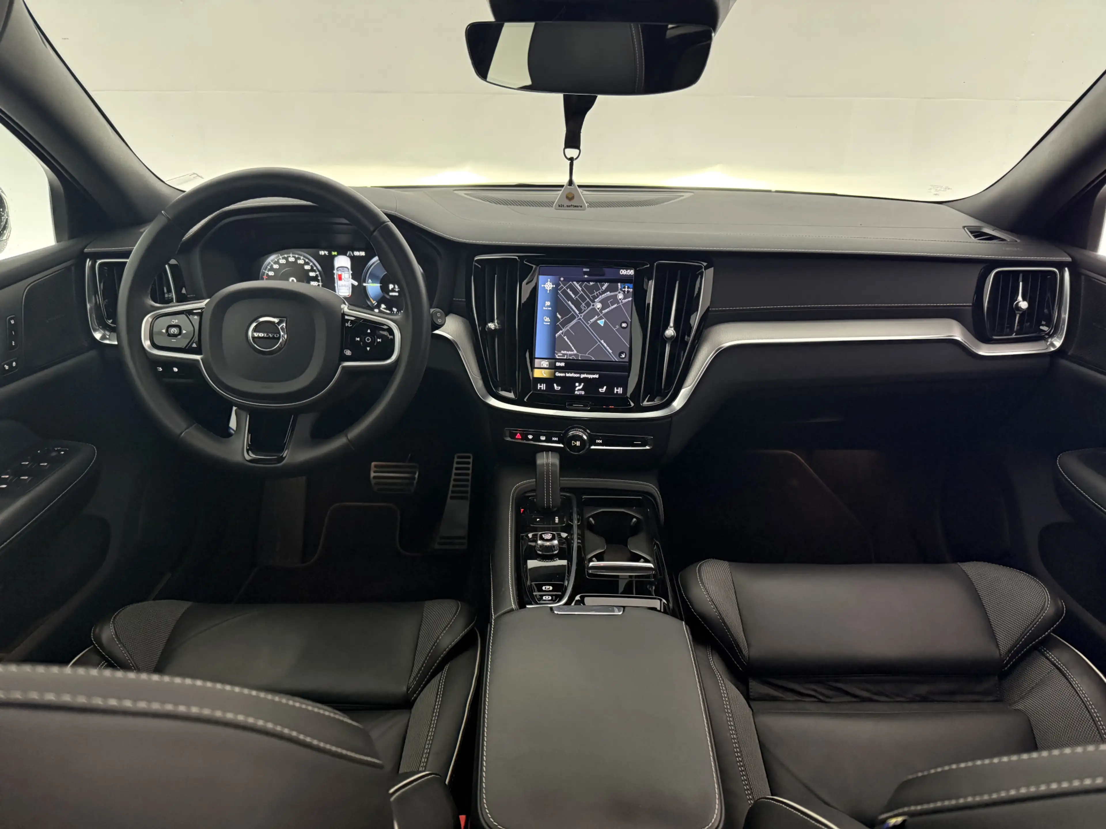 Volvo V60 2.0 T6 Recharge AWD R-Design | Pano | Memory | 360 — photo 2