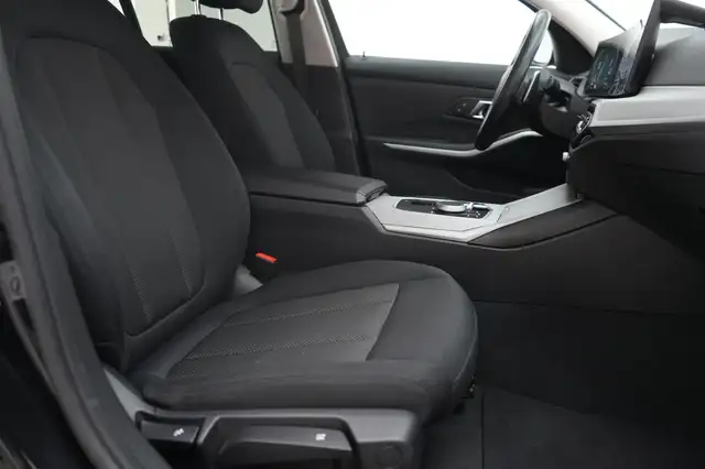 BMW 3 Series view 8
