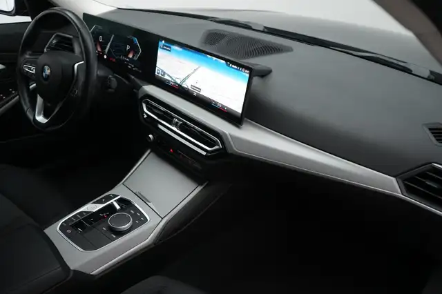 BMW 3 Series view 9