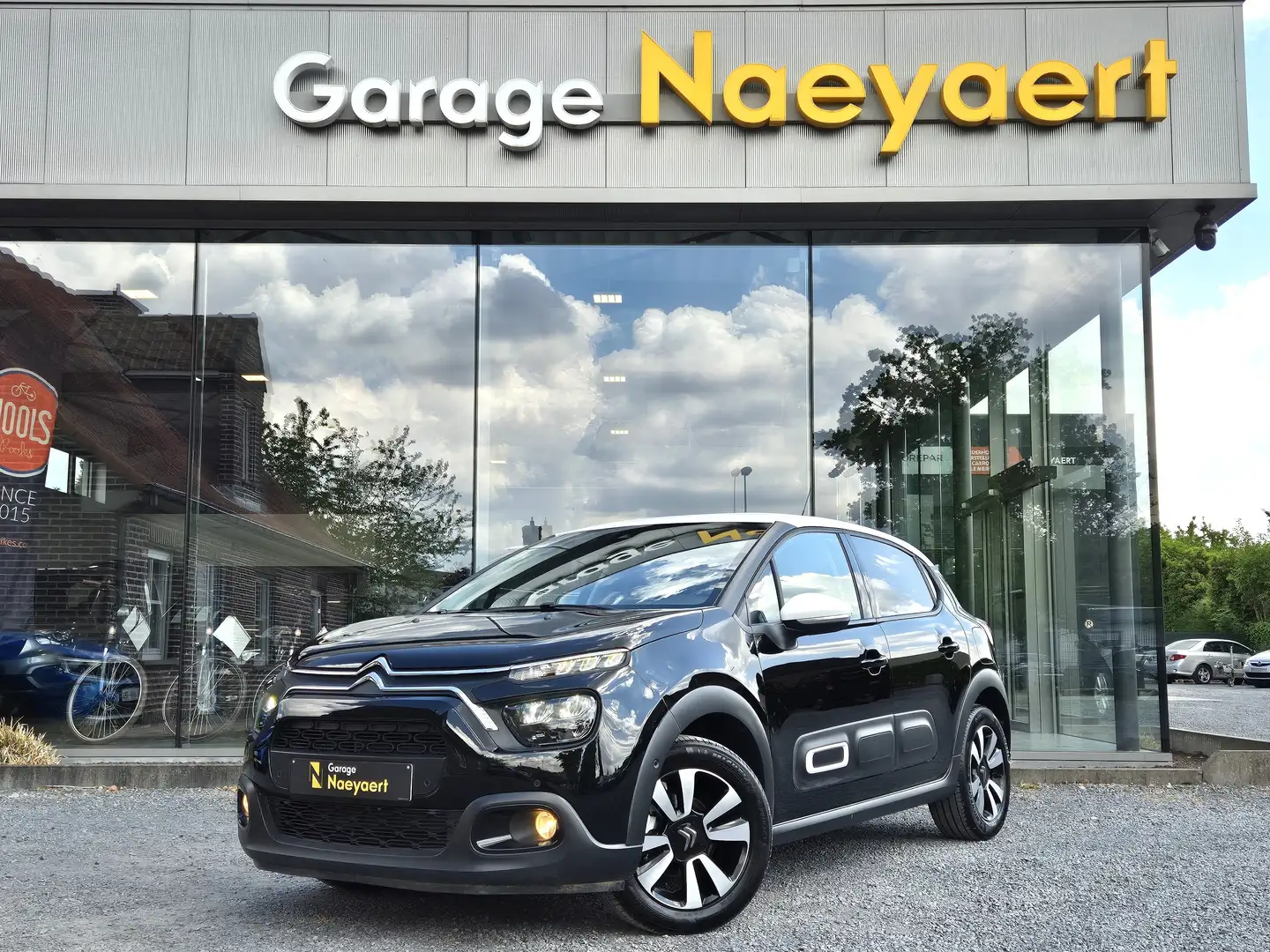 Citroen C3 1.2 Shine * DODE HOEK, CAMERA, CARPLAY * Zwart - 1