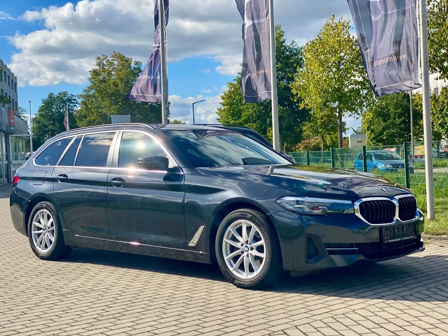 BMW 520 d Touring Aut Navi Kamera LED PDC Grau - 2