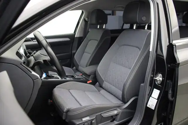 Volkswagen Passat view 9