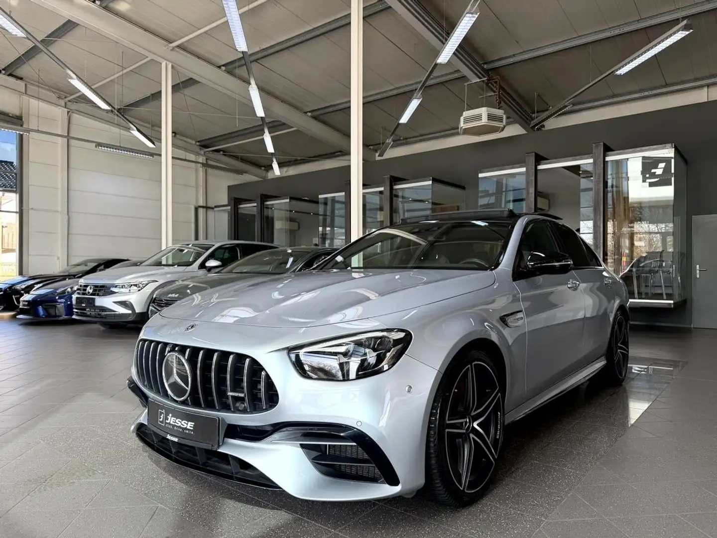 Mercedes-Benz E 63 AMG S 4M+ Night Drivers-P. Pano 360 Burm. Silber - 1
