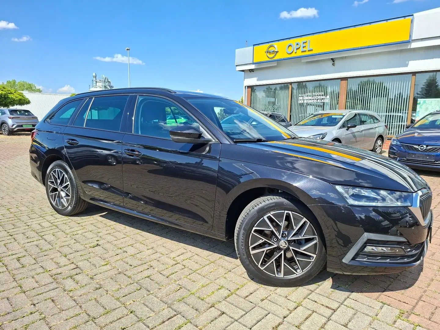 Skoda Octavia Combi Ambition+LED+NAVI+SHZ+LHZ+ACC+ Zwart - 1