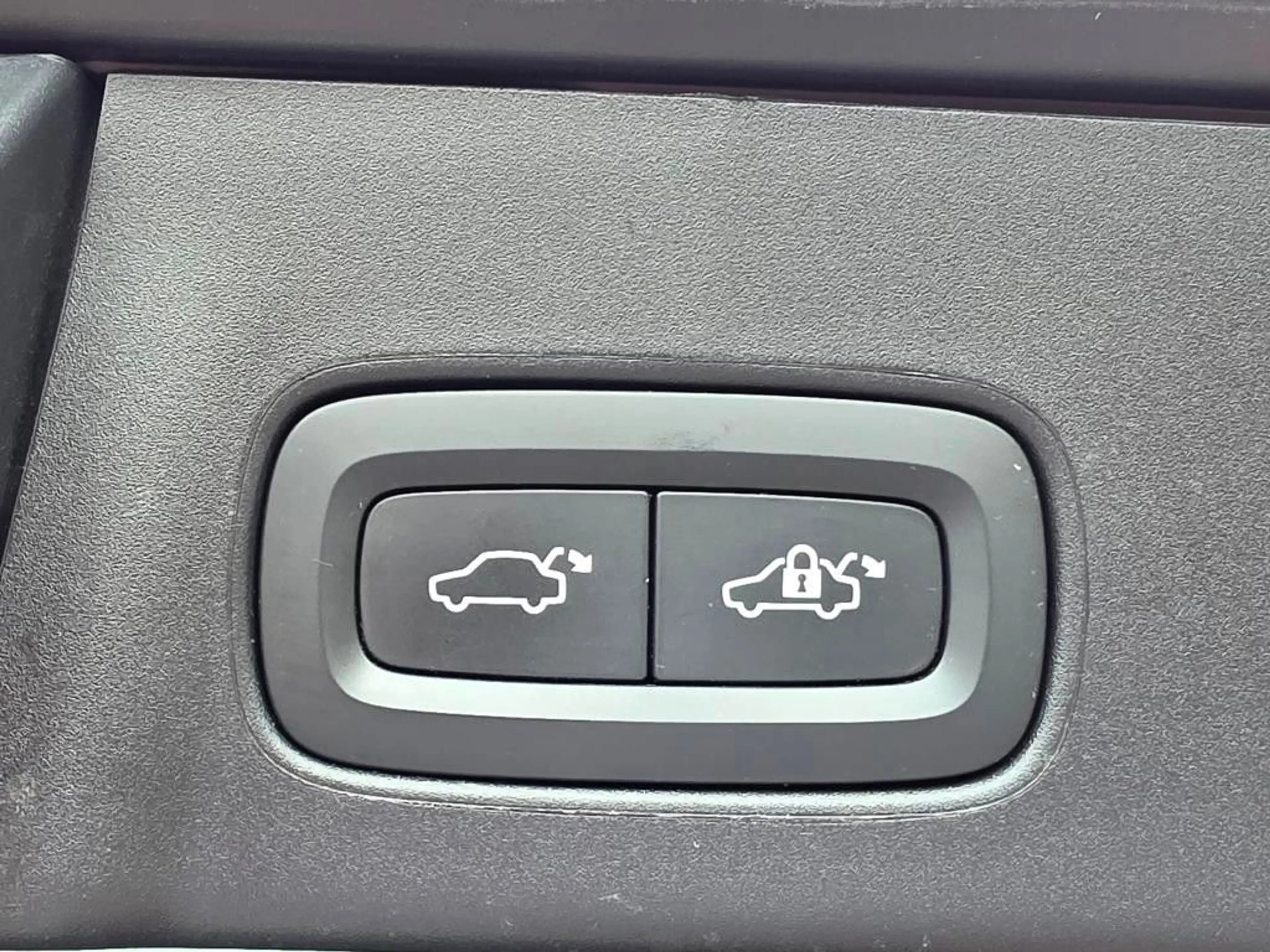 Volvo V90 B4 AWD R Design LED+TEMP+MEMORY+360°+19ZOLL — photo 15