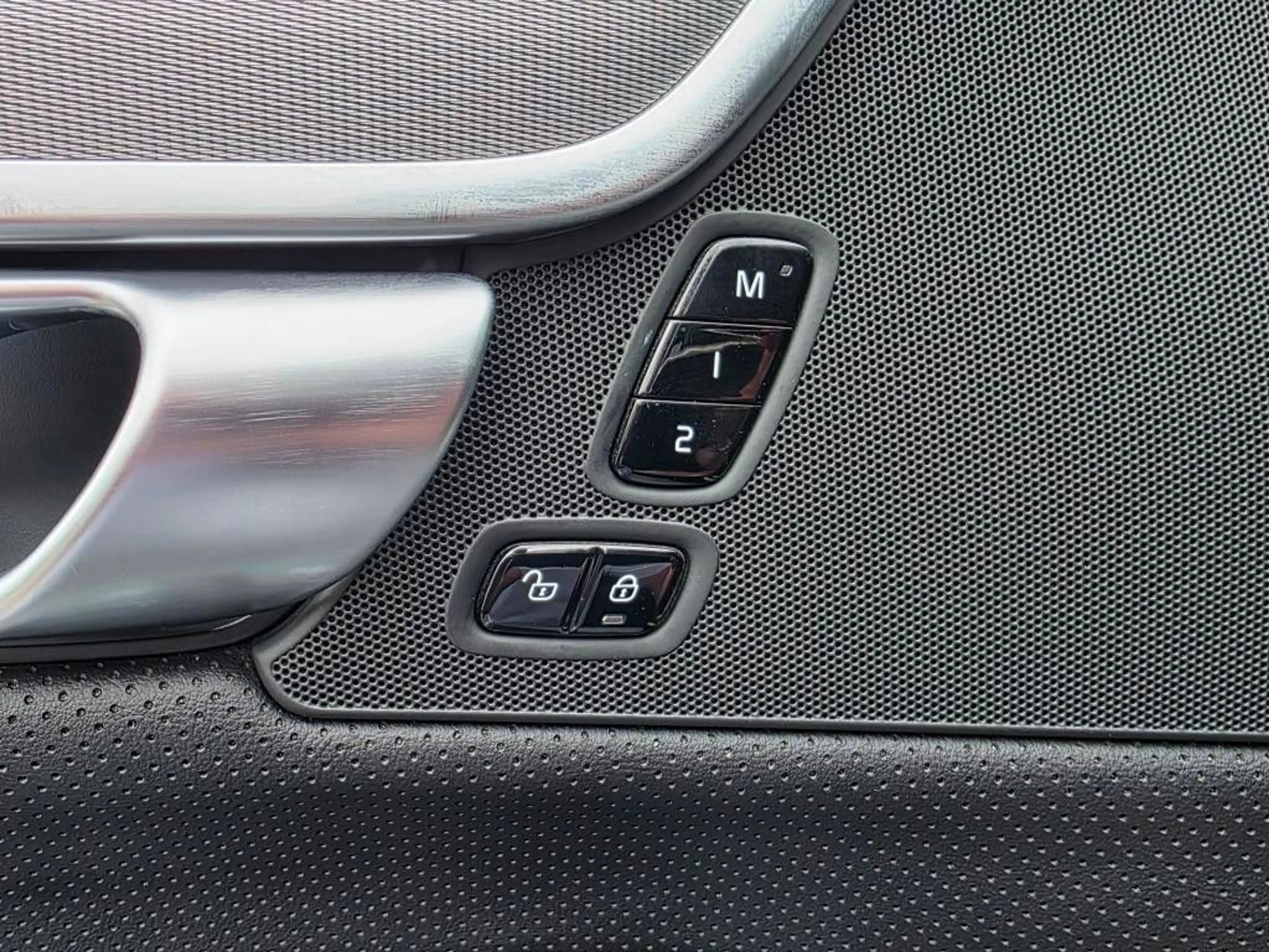 Volvo V90 B4 AWD R Design LED+TEMP+MEMORY+360°+19ZOLL — photo 11