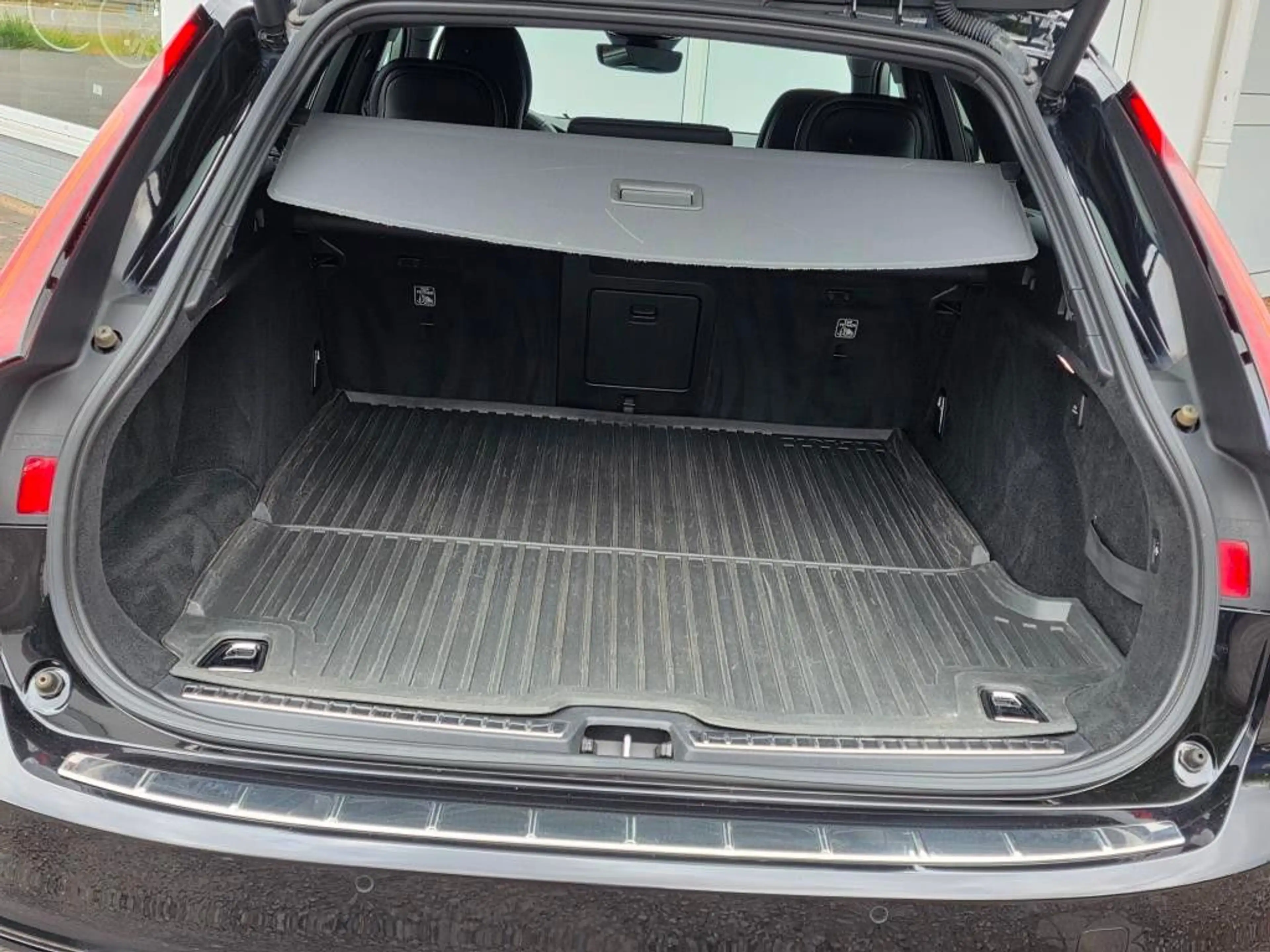 Volvo V90 B4 AWD R Design LED+TEMP+MEMORY+360°+19ZOLL — photo 14