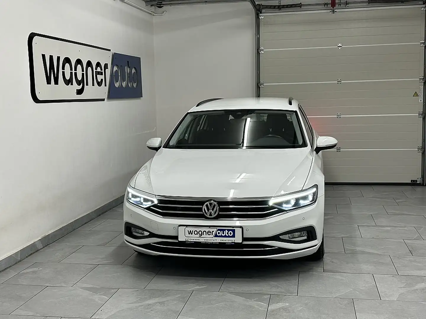 Volkswagen Passat Variant Business 2,0 SCR TDI DSG.IQ Matrix LED/ACC/Navi... Wit - 1