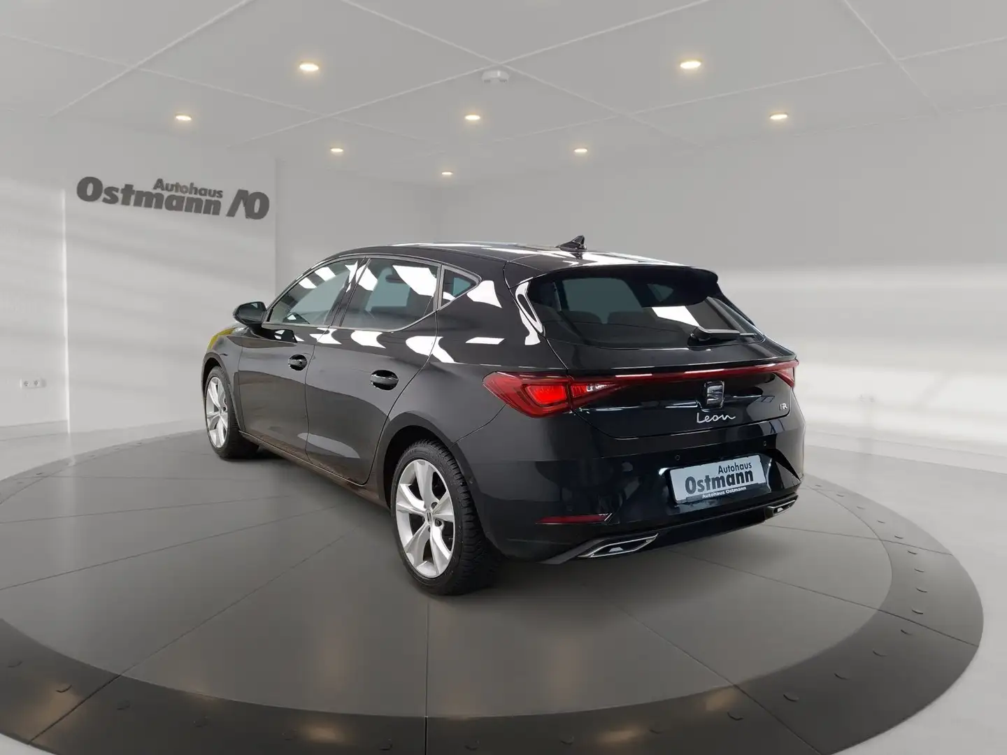 SEAT Leon 1.5 eTSI FR Matrix RFK ACC SHZ CarPlay Schwarz - 2