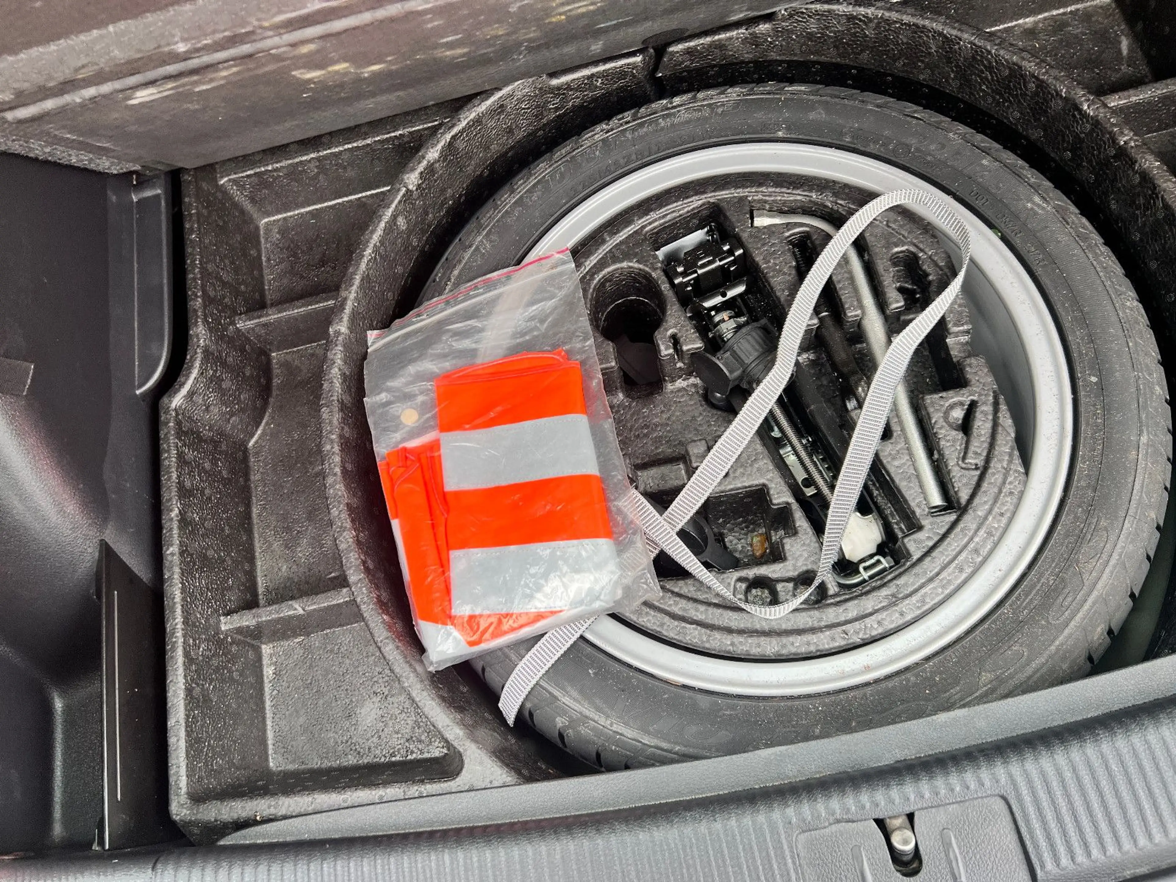 Volkswagen Golf Plus 1,4 TSI Highline Bi-Xenon Automatik — photo 9