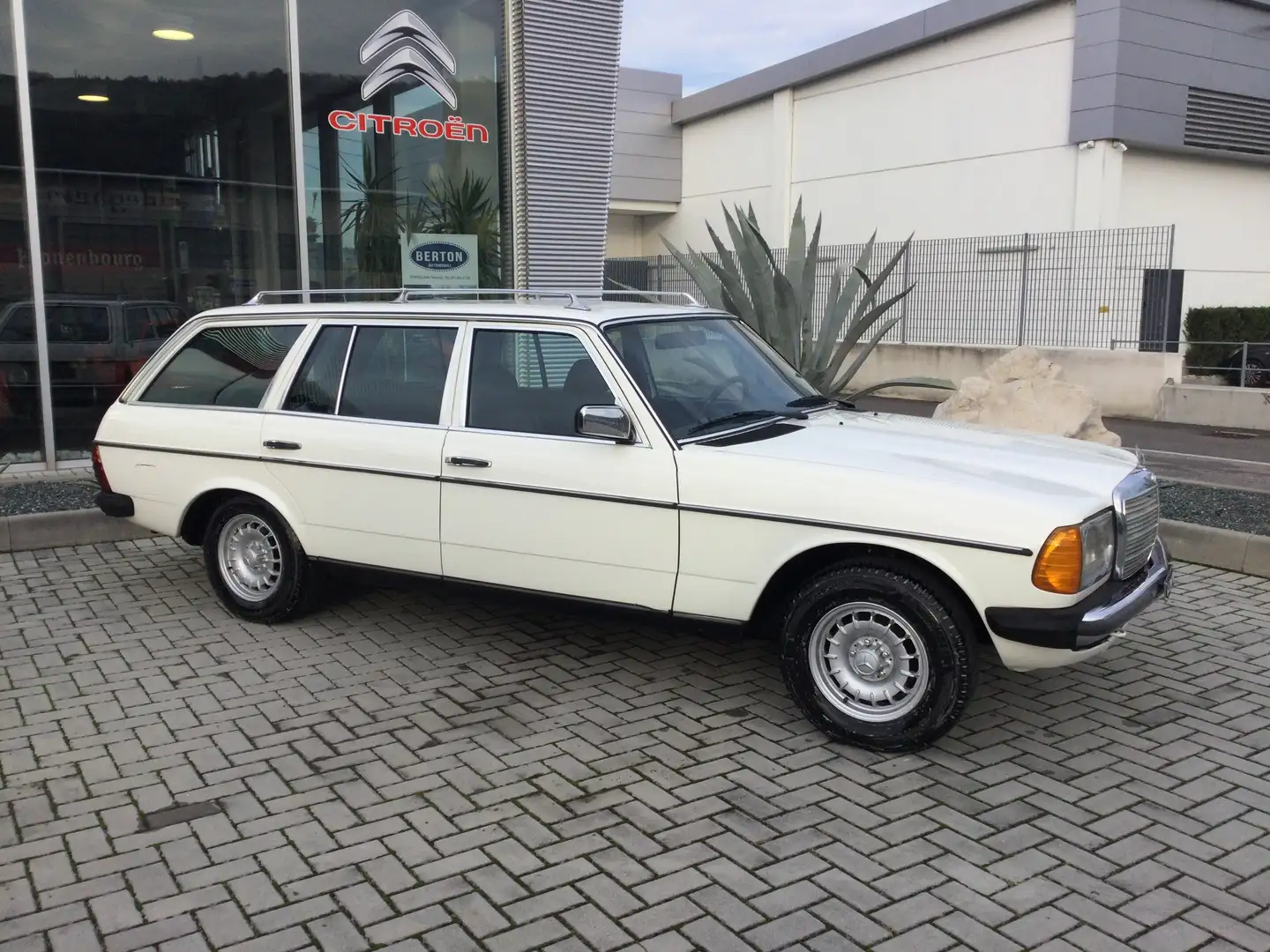 Mercedes-Benz 240 Weiß - 2