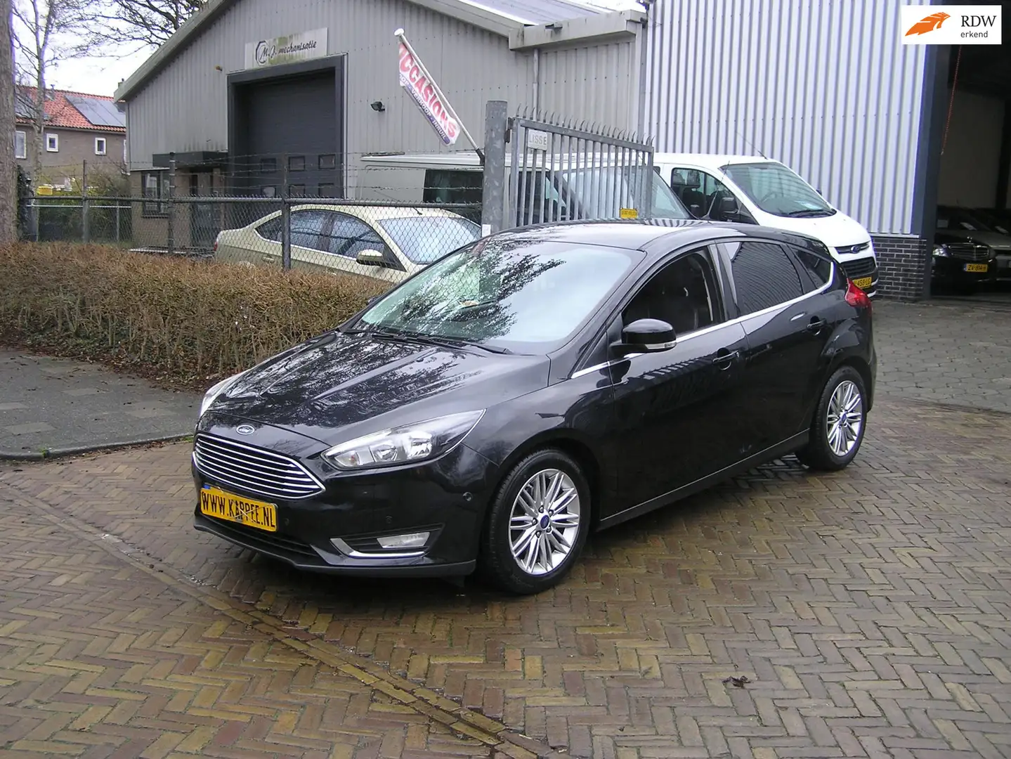 Ford Focus 1.0 Titanium 176 d km airco nieuwe apk Schwarz - 1