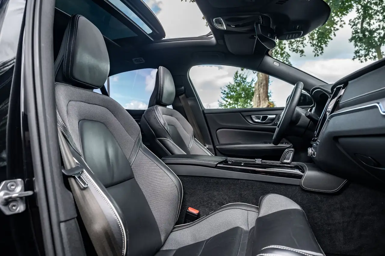 Volvo S60 2.0 Recharge T6 AWD R-Design Panoramadak I Camera, миниатюра 23