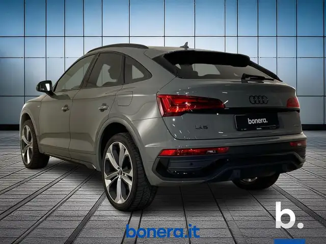 Audi Q5 view 7