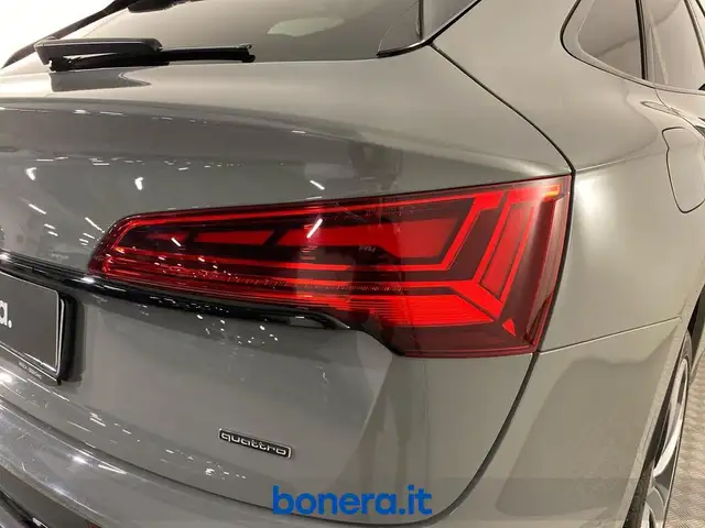 Audi Q5 view 10